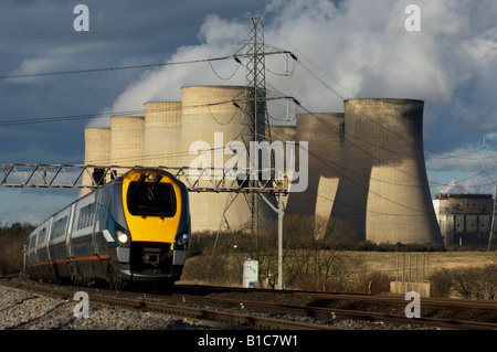 Ein Zug der East Midlands Züge Meridian weitergibt Kühlung Türme und Masten bei E.ON Ratcliffe Soar Kraftwerk Stockfoto