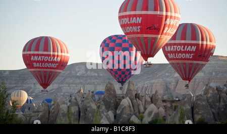 Starten Sie mal Dawn starten viele Heißluftballons über die andere weltliche Landschaft von Kappadokien Göreme Kappadokien Türkei Stockfoto