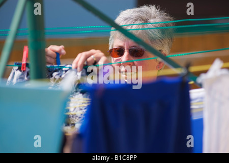 Lady die Wäsche zum Trocknen aufhängen Stockfoto
