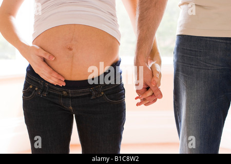 Nahaufnahme des Partners holding Partner Bauch Stockfoto