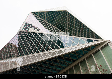 Winkel und freitragende Glas: Seattle Central Public Library Stockfoto