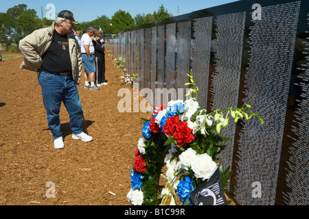 Familienangehörige von gefallenen Soldaten des Vietnamkriegs nachschlagen Namen auf den Reisen Mauer der Erinnerung Stockfoto