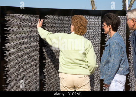Familienangehörige von gefallenen Soldaten des Vietnamkriegs nachschlagen Namen auf den Reisen Mauer der Erinnerung Stockfoto
