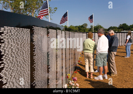 Familienangehörige von gefallenen Soldaten des Vietnamkriegs nachschlagen Namen auf den Reisen Mauer der Erinnerung Stockfoto