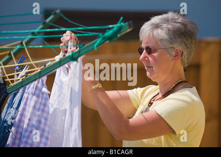 Lady die Wäsche zum Trocknen aufhängen Stockfoto