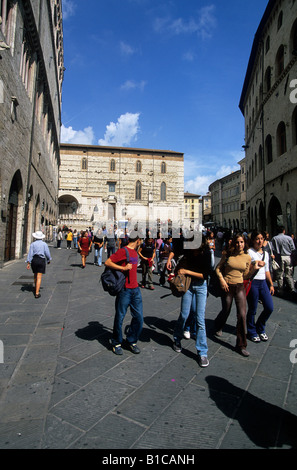 Italien Umbrien Perugia Blick entlang des Corso Vanucci in Richtung Dom Stockfoto