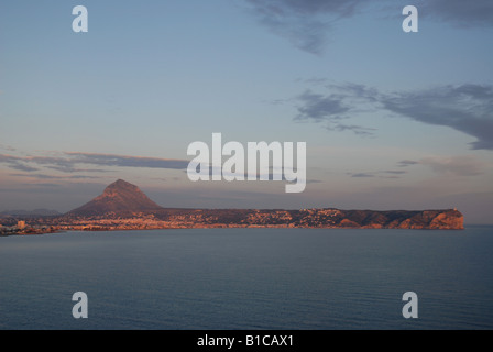 Morgengrauen-Blick vom Cap Prim, Cabo San Martin, Javea, Montgó Mtn & Cabo De La Nao, Comunidad Valenciana, Provinz Alicante, Spanien Stockfoto