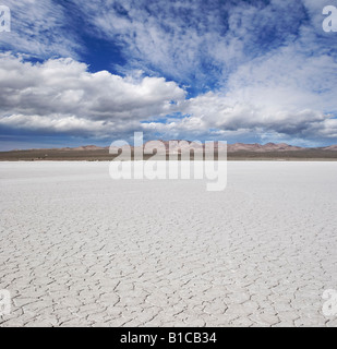 Wüste mit Bergen in der Ferne und ein blauer Himmel mit Wolken. Stockfoto