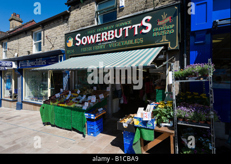 Gemüsehändler Shop im Stadtzentrum, Glossop, Peak District in Derbyshire, England, Vereinigtes Königreich Stockfoto