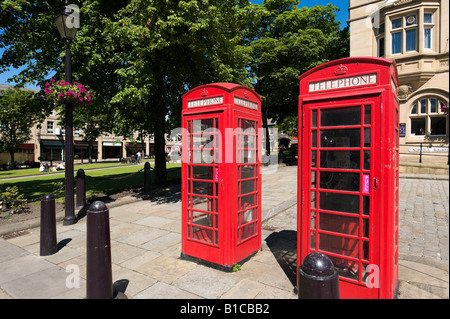 Rote Telefonzellen in der Stadt Zentrum, Norfolk Square, Glossop, Peak District, Derbyshire, England, Vereinigtes Königreich Stockfoto