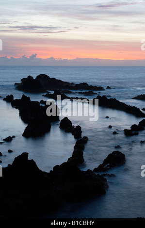 Rocky, vulkanischen Küste bei Sonnenuntergang in der Nähe von Mosteiros auf Sao Miguel Insel der Azoren. Stockfoto