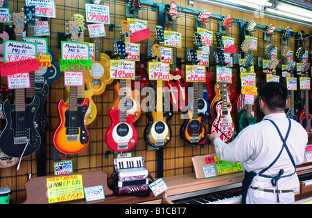 Speichern Sie in Tokios Bunkyo Verkauf Musikinstrumente. Stockfoto