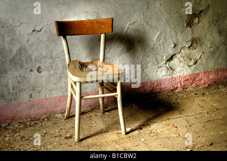 Stuhl in einem verlassenen Bauernhof in der Nähe von San Quirico d ' Orcia, Valle de Orcia, Toskana, Italien Stockfoto