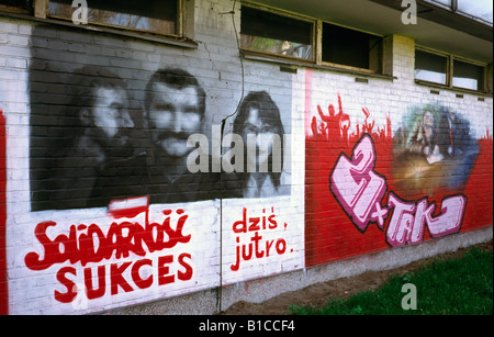 Graffito mit Lech Walesa am Eingang zur Solidarnosc-Werft in der polnischen Stadt Danzig. Stockfoto