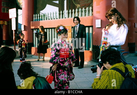 7. November 2004 - japanische Mädchen, die ihre Bilder von Shichi-Go-San in traditionellen Kimonos in Tokios Asakusa. Stockfoto