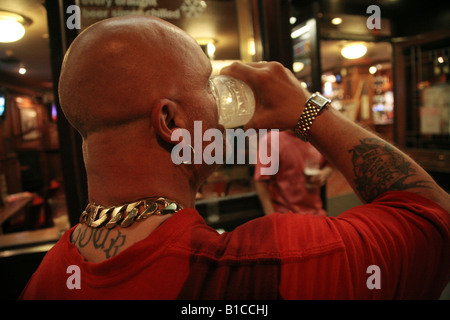 Mann trinkt Bier vor einer bar Stockfoto