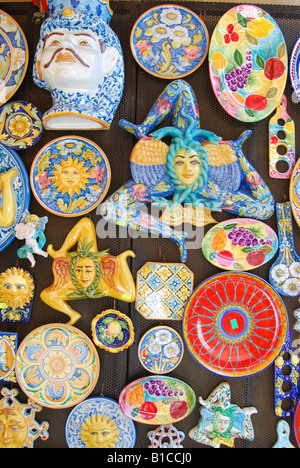 Keramische Trinakria Symbole am Display, Taormina, Provinz Messina, Sizilien, Italien Stockfoto