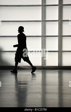 Silhouette eines Teenagers tragen eine Baseball-cap Stockfoto