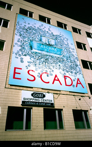 ESCADA Parfum Werbung vor einem Einkaufszentrum in der mongolischen Hauptstadt Ulan-Bator. Stockfoto