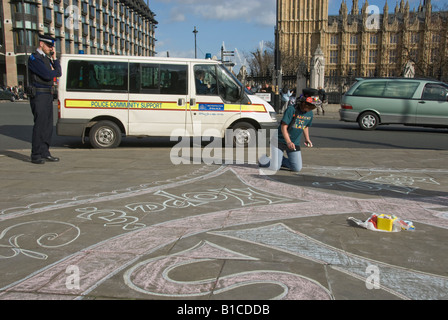 Unterstützung durch die Gemeinschaft Mannschaftswagen und Officer beobachten Charity Sweet Kreidung Frieden Slogan auf Bürgersteig in Parliament Square Stockfoto