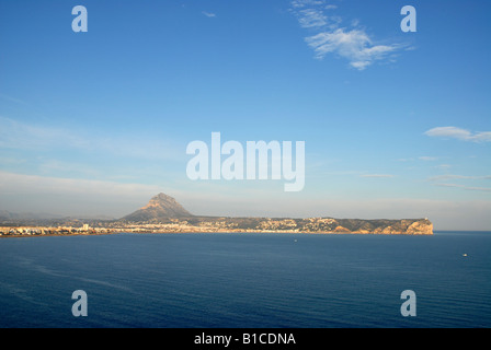 Morgengrauen-Blick vom Cap Prim, Cabo San Martin, Javea, Montgó Mtn & Cabo De La Nao, Comunidad Valenciana, Provinz Alicante, Spanien Stockfoto