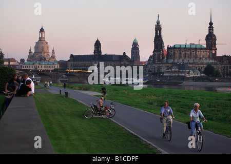 Altstadt und Wiesen in Dresden in der Nähe des Flusses Elbe, Deutschland Stockfoto