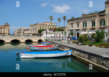 Hölzerne Fischerboote vertäut von Ponte Nuovo, Ortigia, Isola di Ortigia, Siracusa, Sizilien, Italien Stockfoto