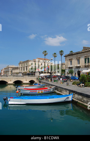 Hölzerne Fischerboote vertäut von Ponte Nuovo, Ortigia, Isola di Ortigia, Siracusa, Sizilien, Italien Stockfoto