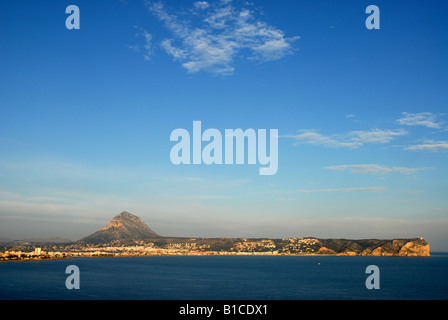 Morgengrauen-Blick vom Cap Prim, Cabo San Martin, Javea, Montgó Mtn & Cabo De La Nao, Comunidad Valenciana, Provinz Alicante, Spanien Stockfoto