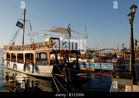 Boot von Kapitän Andreas in den Hafen von Pythagorio auf der Insel Samos in Griechenland. Stockfoto