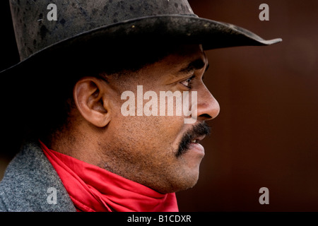 Schwarze afrikanische amerikanische Cowboy mit einem Schnurrbart im Profil auf einer Ranch in Colorado gezeigt. Stockfoto