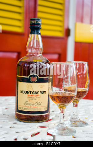 Eine Flasche und zwei Gläser von Mount Gay Rum Mount Gay Rum-Fabrik in der Nähe von Bridgetown Barbados Karibik Stockfoto