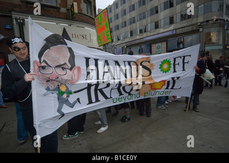 Hände weg von irakischen Öl Untergebene Action Tour durch London auf der Oxford Street Stockfoto