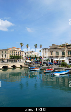 Hölzerne Fischerboote vertäut von Ponte Nuovo, Ortigia, Isola di Ortigia, Siracusa, Sizilien, Italien Stockfoto