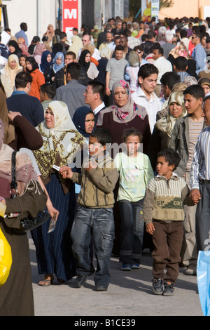 Tripoli, Libyen, Nordafrika. Libysche Männer, Frauen, Familien bei International Trade Fair. Kleidungsstil. Young Boys. Stockfoto