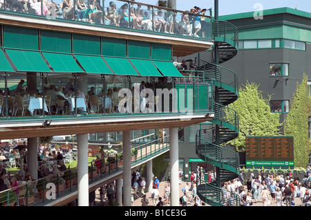 Wimbledon-Besucher essen zu Mittag, während sie Tennis im All England Club, Wimbledon, London, Großbritannien, schauen Stockfoto