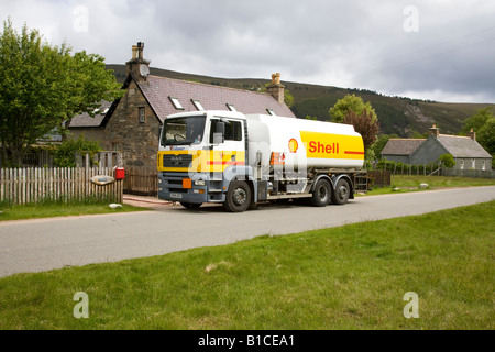 Gleaner Shell Scottish Rural Fuel Lieferung an Remote Cottage. MAN Diesel Tanker in Braemar, Aberdeenshire, Schottland, Großbritannien Stockfoto