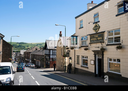 Die Royal Oak Pub auf der High Street in Kapelle-En-le-Frith, Peak District, Derbyshire, England, Vereinigtes Königreich Stockfoto