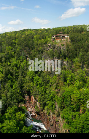 Wasserfall und das welcome Center der Staatspark Tallulah Schlucht in Georgien Stockfoto