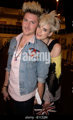 Fashion Designer Henry Holland mit bester Freund und supermodel Agyness Deyn an Graduate Fashion Week, London Stockfoto