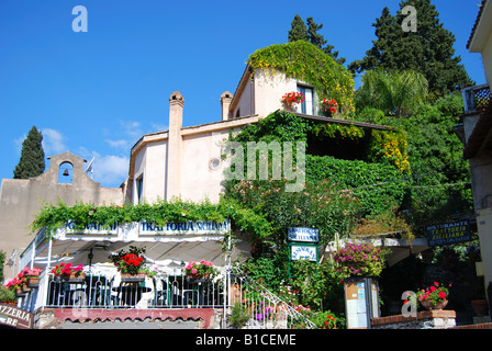 Restaurant-Balkon, Corso Umberto I, Taormina, Provinz Messina, Sizilien, Italien Stockfoto