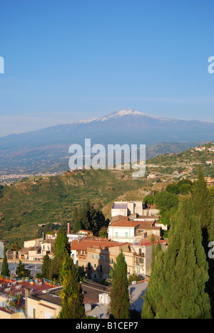 Blick auf Bucht und den Ätna vom Hotel Méditerranée Terrasse, Taormina, Provinz Messina, Sizilien, Italien Stockfoto