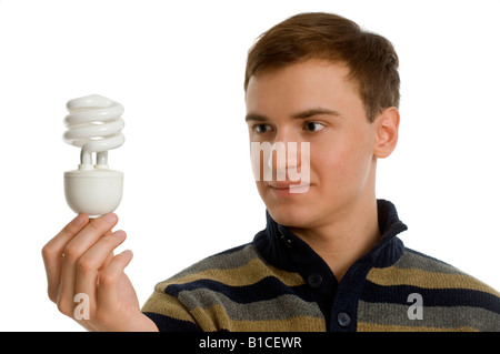 Mann in Händen hält, eine Wirtschaft Glühbirne Stockfoto