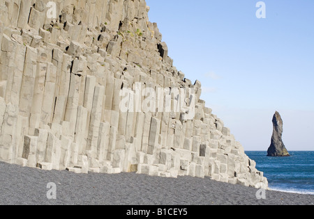 Sectacular basaltische Säulen und schwarzen Sandstrand am Reynishverfi, Island Stockfoto