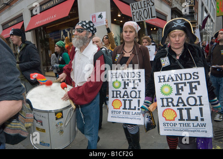 Hände weg von irakischen Öl Untergebene Action Tour durch London bahnt sich ihren Weg durch London Stockfoto