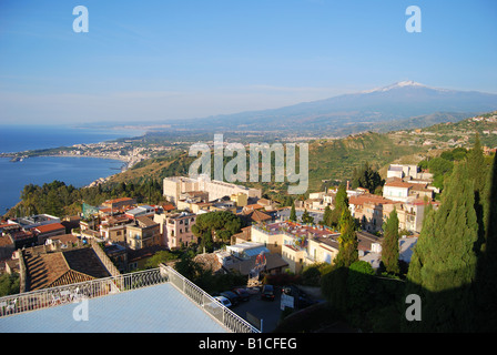 Blick auf die Bucht und den Ätna von der Terrasse des Hotels Méditerranée, Taormina, Provinz Messina, Sizilien, Italien Stockfoto