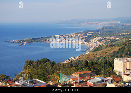 Blick auf Bucht und den Ätna vom Hotel Méditerranée Terrasse, Taormina, Provinz Messina, Sizilien, Italien Stockfoto