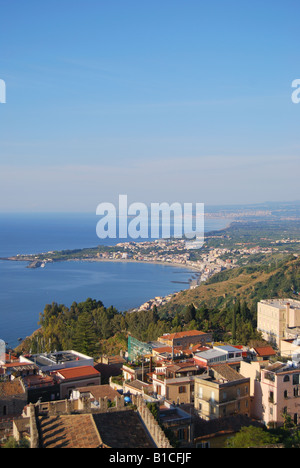 Blick auf Bucht und den Ätna vom Hotel Méditerranée Terrasse, Taormina, Provinz Messina, Sizilien, Italien Stockfoto