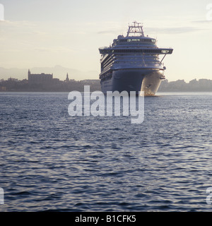 Am frühen Morgen Ankunft des P & O Flaggschiff Luxuskreuzfahrt Schiff Ventura P und O Cruise Lines mit im Hafen von Palma De Mallorca. Stockfoto