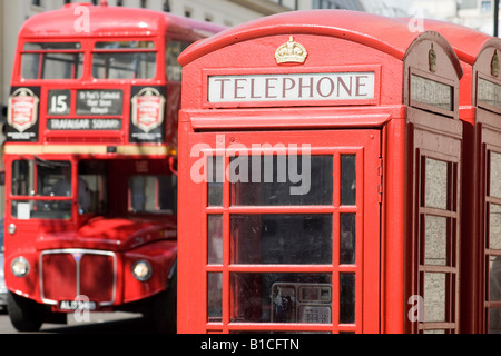 Rote Telefon-Box und Doppeldecker-Bus. Fleet Street, London, England Stockfoto